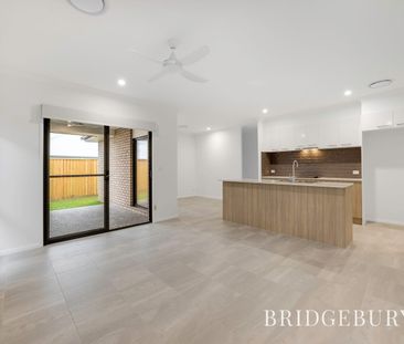 Elegant Living in Palmview! - Photo 2