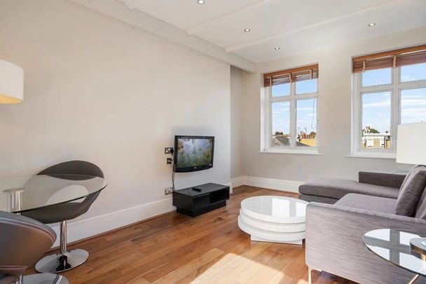 A well-presented two-bedroom apartment in a purpose-built block in St John’s Wood - Photo 1