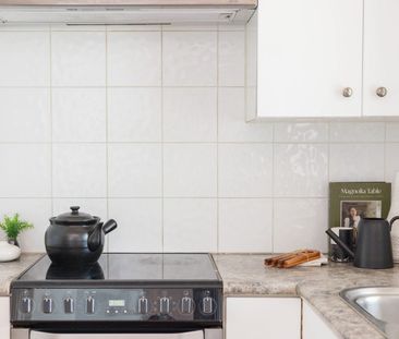 Park-front residence on dual-access block - Photo 6