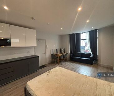 Studio to rent - Photo 2