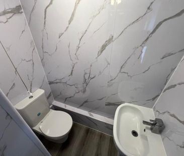 4 bedroom semi-detached house to rent - Photo 5