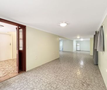 Spacious Family Home in Leafy Cul-De-Sac, with Pool! - Photo 3