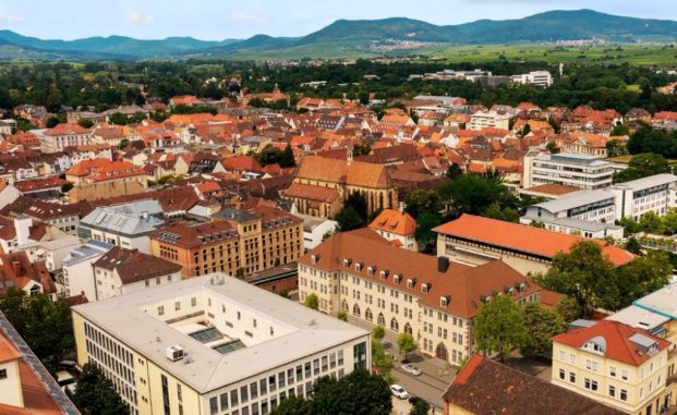 Charmante 3-ZKB Dachgeschosswohnung in Landau: Historischer Flair und moderne Sanierung - Foto 1