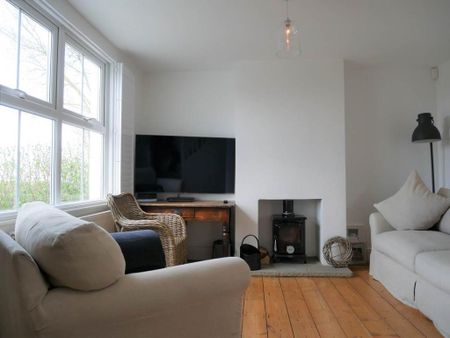 3 bedroom semi-detached house to rent - Photo 2