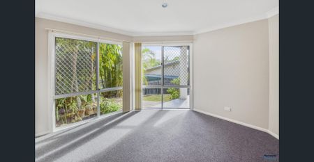 PRIVATE, ELEVATED POSITION. WALKING DISTANCE TO SHOPS & TRANSPORT - Photo 2