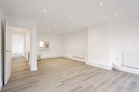 3 bedroom flat to rent - Photo 4