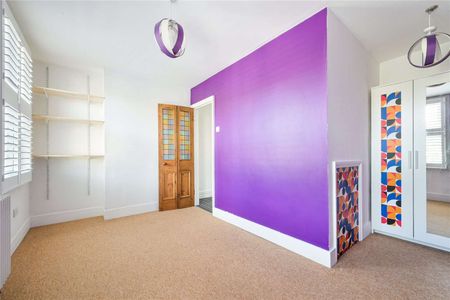 A beautifully presented 3/4 bedroom Victorian house on this quiet residential street close to Westcombe Park station. - Photo 3