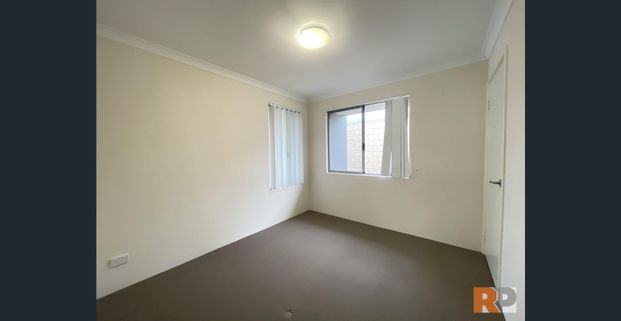 Spacious 3-Bedroom Home with Modern Kitchen & Outdoor Living - Photo 1