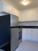 Large renovated bachelor unit, available immediately - Photo 4