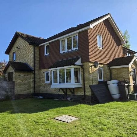 Bedroom Semi-detached House In Guildford, GU4 - Photo 4