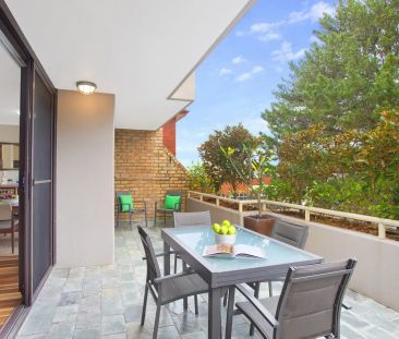 Large and Light Filled Apartment - Photo 5