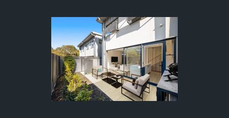 Modern 4-Bedroom Townhouse in the Heart of Nuovo - Photo 5