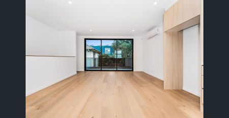 Ultra-modern home close to everything! - Photo 2