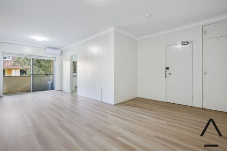 Tastefully Renovated, Modern And Sun Kissed, Private And Ambient Executive Style Two Bedroom Apartment, Only Moments To All Amenities - Photo 4