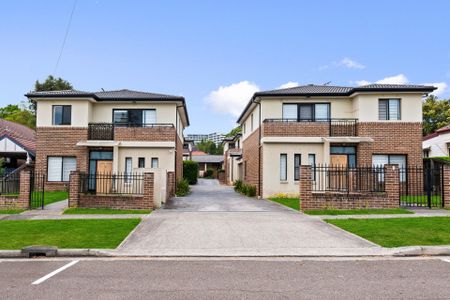 Secure & Spacious Ryde Townhouse - One Occupant Must Be 55+ - Photo 2