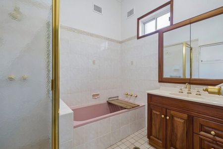 Spacious Single-Level Living on an Expansive Block - Photo 2