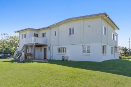Exceptional Family Home Moments From The Beach - Photo 4