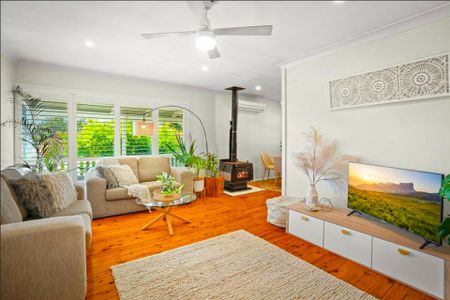 Beautiful 3 Bedroom Cottage Style Home with Swimming Pool - Available Now! - Photo 2