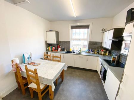 4 bedroom flat to rent - Photo 5