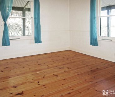 Character home on 1 acre! - Photo 5