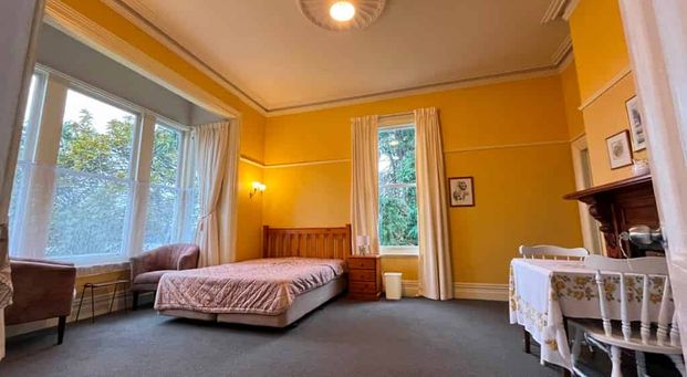 Spacious Fully Furnished Self Contained Apartment - Photo 1