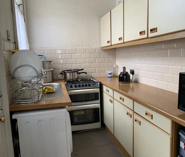 Four to five bedroom house in ilford- £3000 pcm - Photo 6