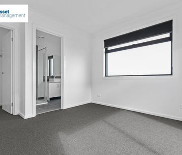 Modern & Spacious 3 Bedroom Townhouse in Deanside! - Photo 1