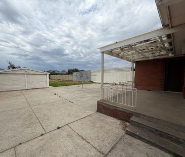 Spacious 3-Bedroom Home in Campbellfield - Photo 2