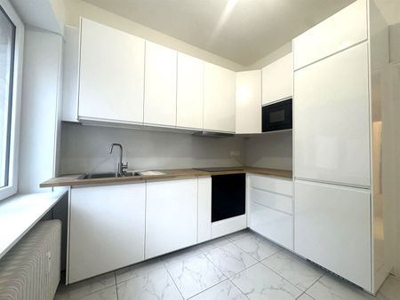 Volledig gerenoveerd appartement op gelijkvloers met aangenaam terras/koer. - Photo 4