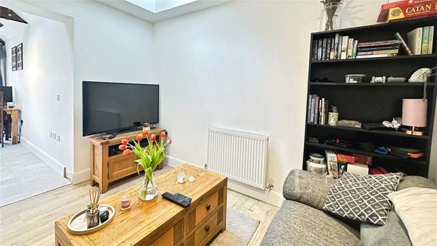 1 bedroom in a house share to rent - Photo 1