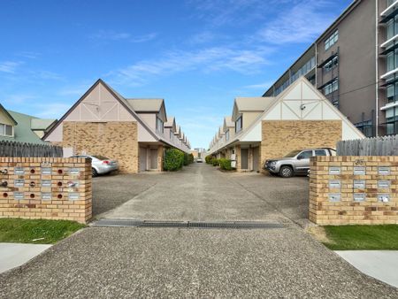 Short Walk to Sunshine Plaza and Ocean Street! - Photo 3