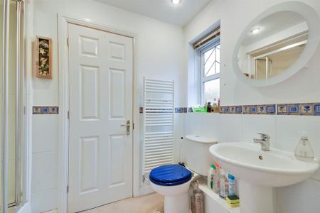 4 bedroom semi-detached house to rent - Photo 5