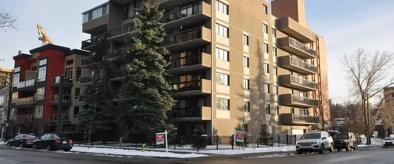 Spacious 2 bedroom 1.5 bathroom apartment in Beltline! | 206 - 1033 15 Avenue Southwest, Calgary - Photo 1