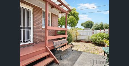 Charming Two Bedroom Unit - Photo 2