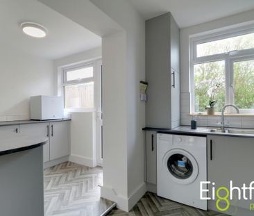 5 bedroom end of terrace house to rent - Photo 3