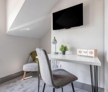 Room 5, 65 Ballygomartin Road, Belfast, BT13 3LB - Photo 6