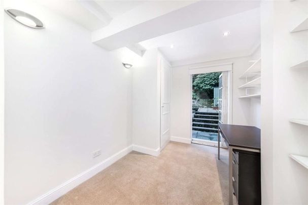 Two bedroom apartment enjoying a private garden and benefitting form close proximity to the shops, bars and restaurants of the Fulham Road. - Photo 1