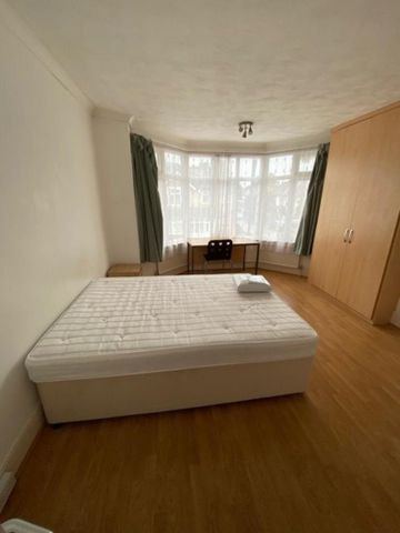 5 bedroom end of terrace house to rent - Photo 3