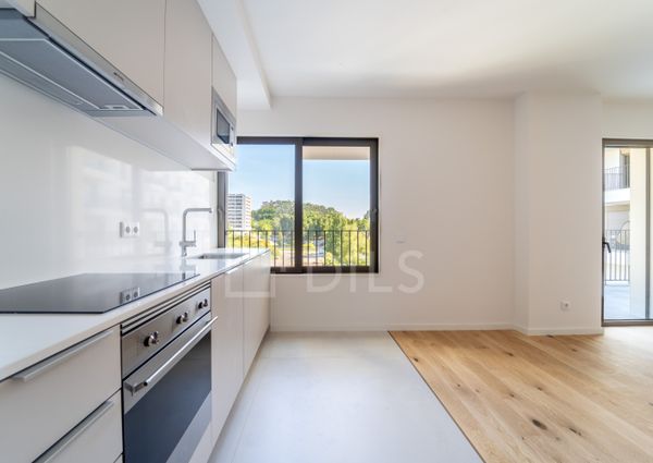 Apartamento T2 no Porto com varanda, garagem e arrumos