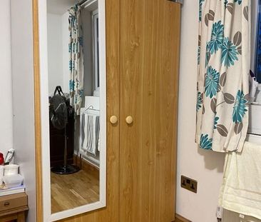 Room in a Shared House, Newbury Park, IG2 - Photo 3