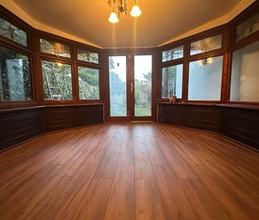 4 Bed Terraced House, Horns Road, IG6 - Photo 2