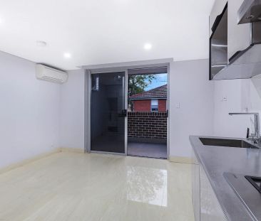 Spacious, Well-Maintained Boutique Studio Apartment in Prime Location - Photo 5