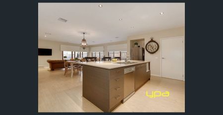Spacious Living!! - Photo 2