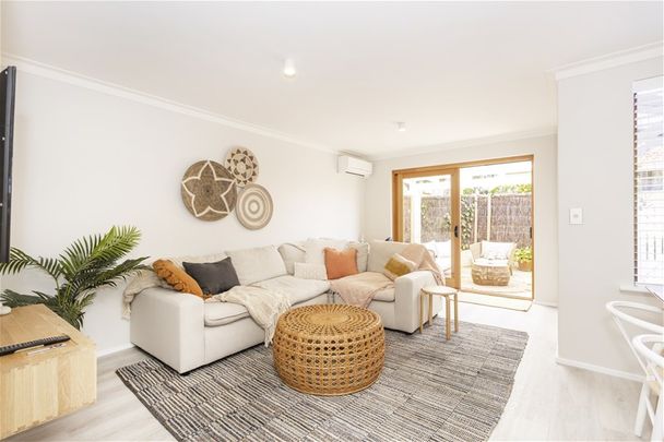 🏡 Elegant Hamptons-Inspired 3-Bedroom Townhouse in Claremont - Photo 1