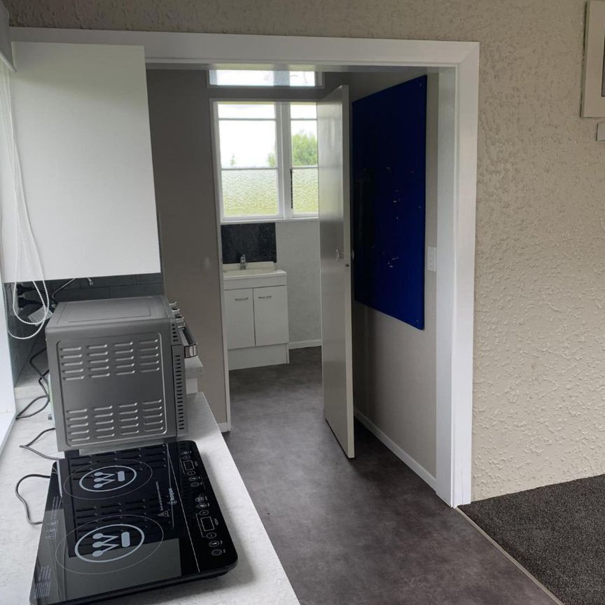 One bedroom self-contained flat in quiet setting - Photo 1