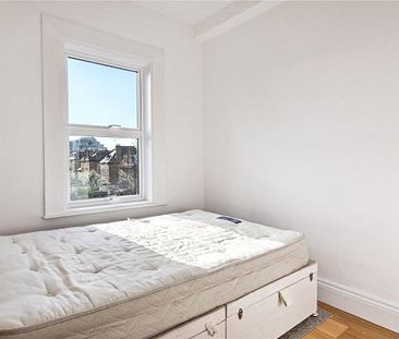 3 bedroom flat in London - Photo 1