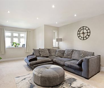 Ember Lane, Esher, Surrey, KT10 flat to rent - Photo 3