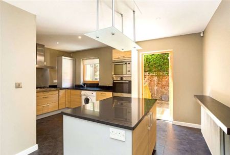 Elegant Four-Bedroom Townhouse with Roof Terrace, Garage & Garden  Prime Clifton Location. - Photo 5