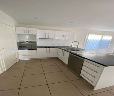 Stunning Low Set Home in Wynnum West&excl; - Photo 2