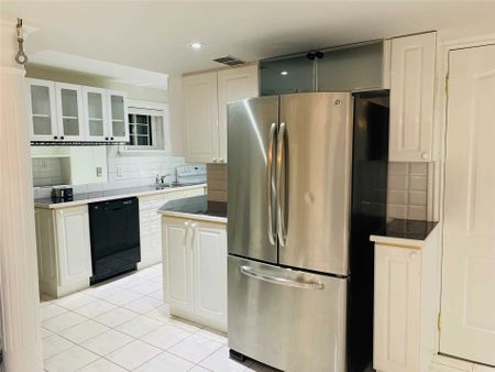 For Lease - 397 Turnberry Crescent, Mississauga, Ontario - Photo 2